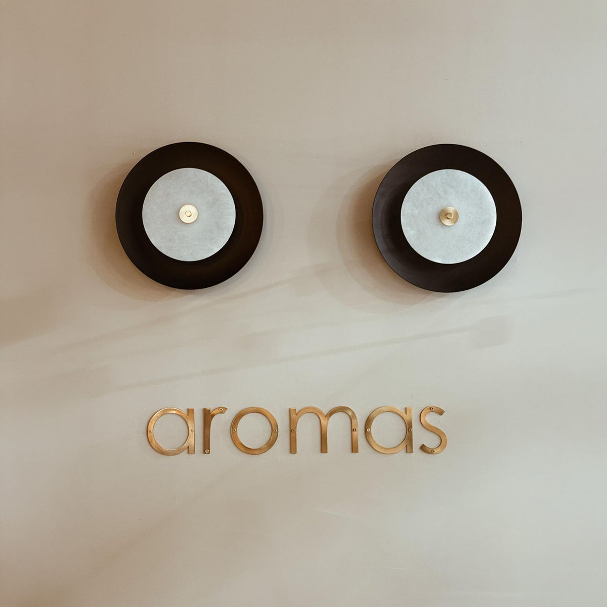 Aromas Coss Alabaster LED zidna svjetiljka