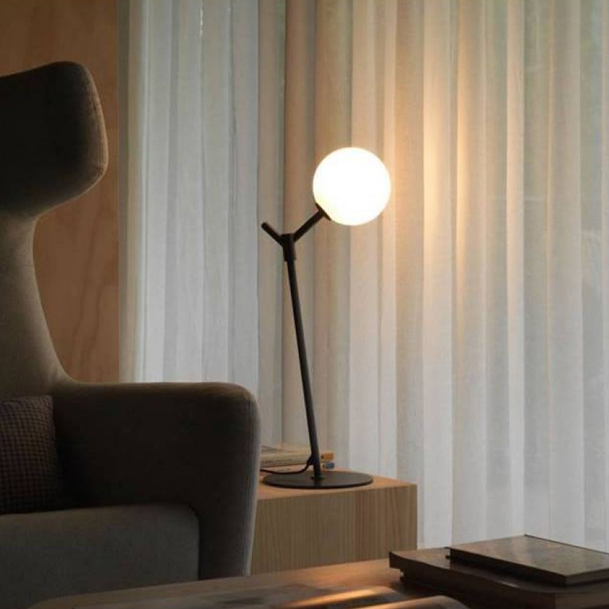 Aromas Atom G9 stolní svítidlo