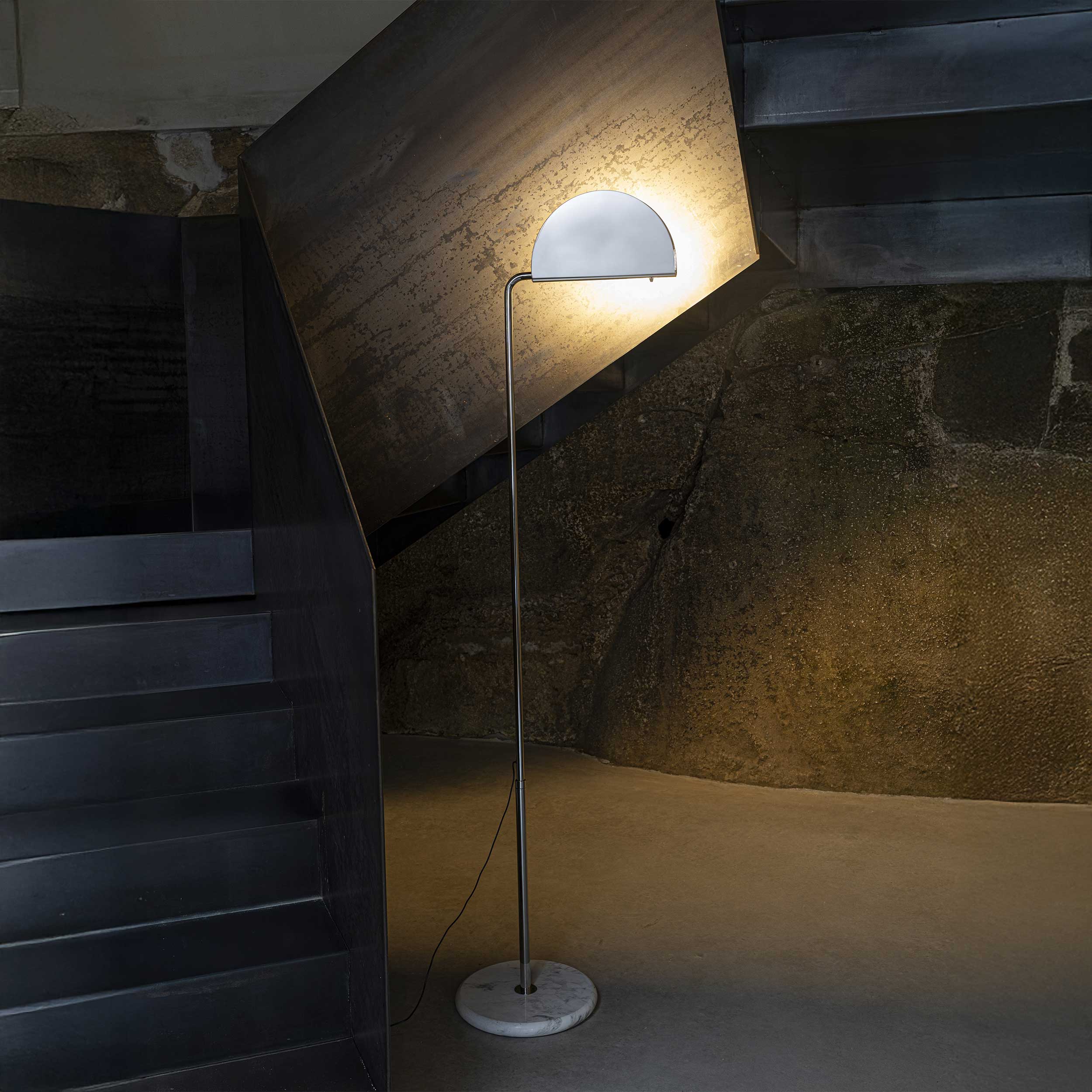 DCW éditions Mezzaluna LED podna lampa