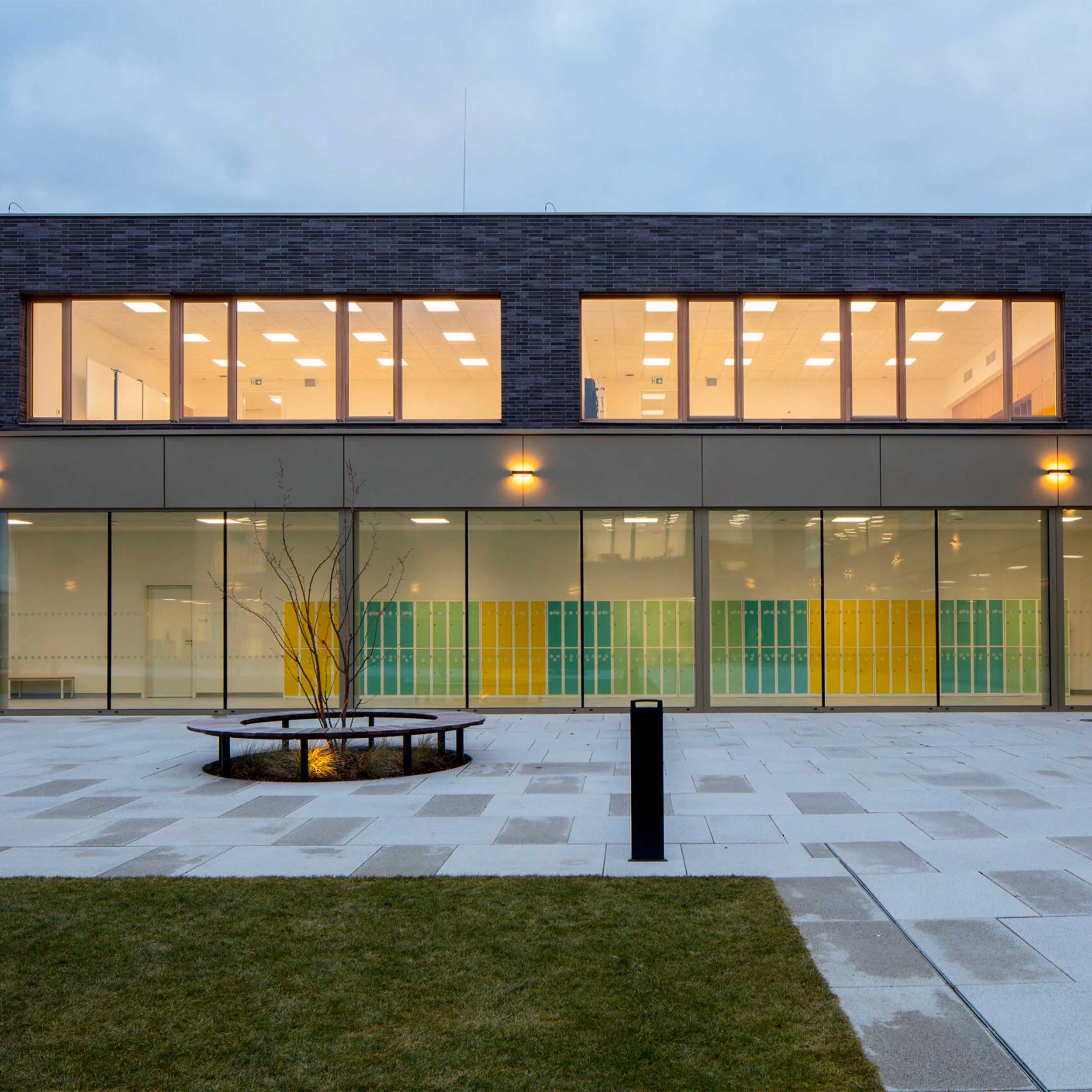 LED panelni uredski rasvjetni aparat za površinsku montažu